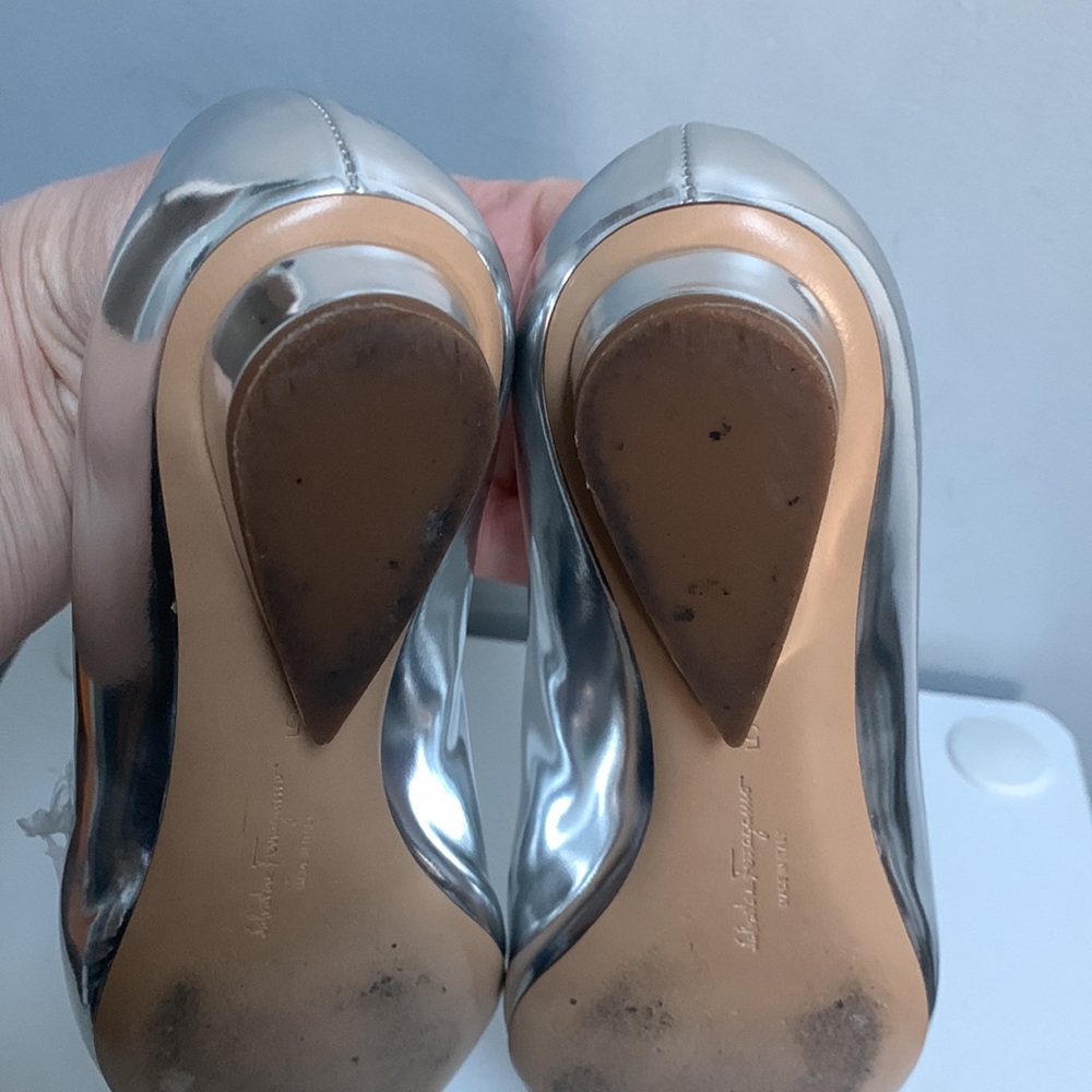 ❌sold❌ Authentic Ferragamo Viva leather silver mirror flats - Picture 6 of 17